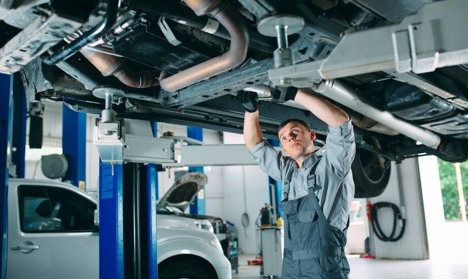 Jakie są korzyści z wykorzystywania certyfikowanych standardów usług w naprawach Diesla?