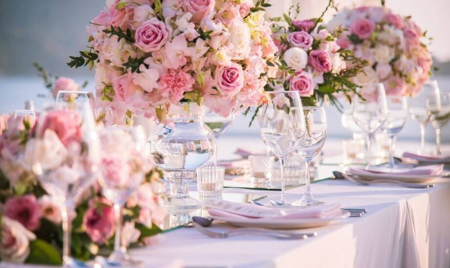 Wynajem namiotów weselnych – co musisz wiedzieć o kosztach transportu i montażu?