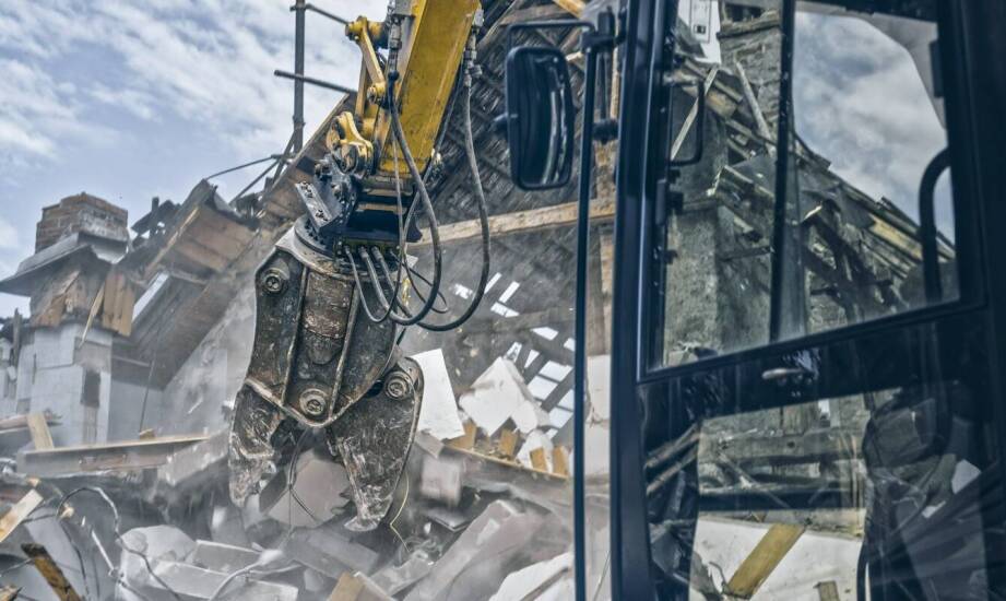 Wyburzanie hal przemysłowych: skuteczne strategie i technologie
