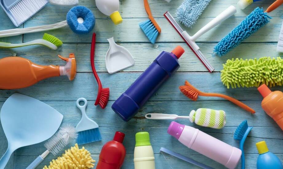 Jakie sprzęty i narzędzia są używane podczas czyszczenia studzienek?