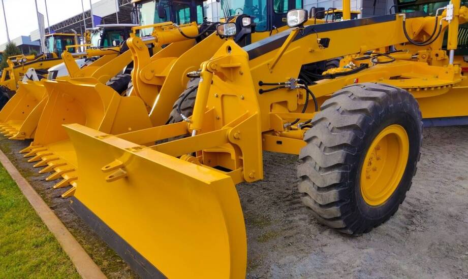 Jakie są kluczowe zastosowania zgarniaczy pługowych w przemyśle?