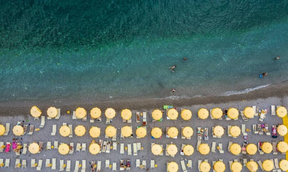 Wpływ krzesła ratownika na skuteczność kampanii reklamowych w miejscach publicznych