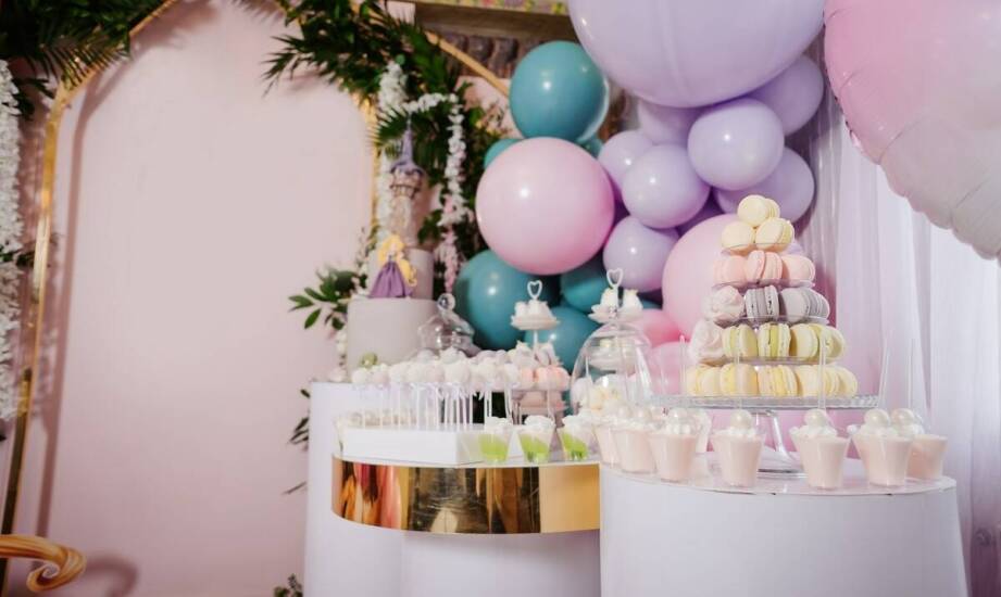 Innowacyjne zastosowania plexiglasu na wymiar w prezentacji ciast