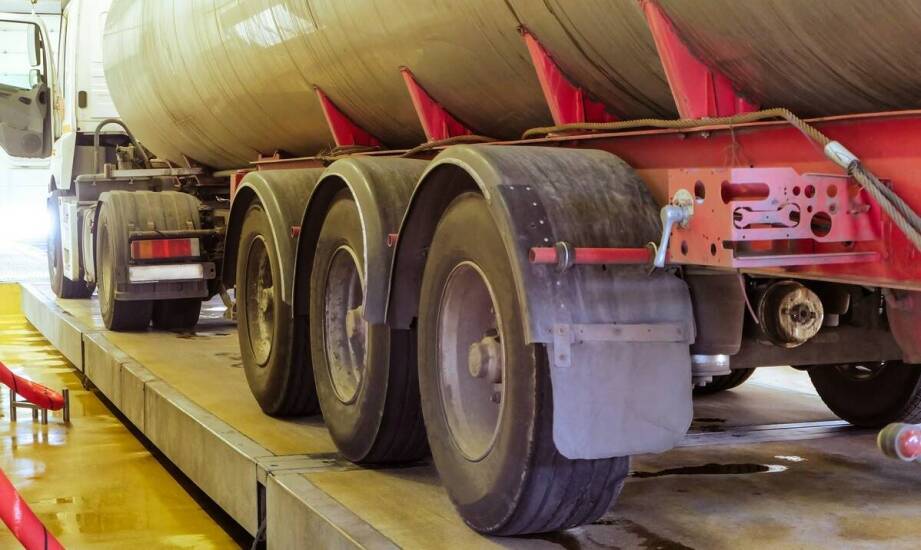 Przyczepa zabudowana w transporcie towarów niebezpiecznych – co warto wiedzieć?