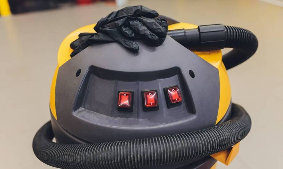 Wyzwania i korzyści z użytkowania odkurzaczy dwusilnikowych w trudnych warunkach