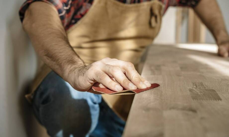 Proces renowacji drewna przed ponownym napełnieniem świec sojowych