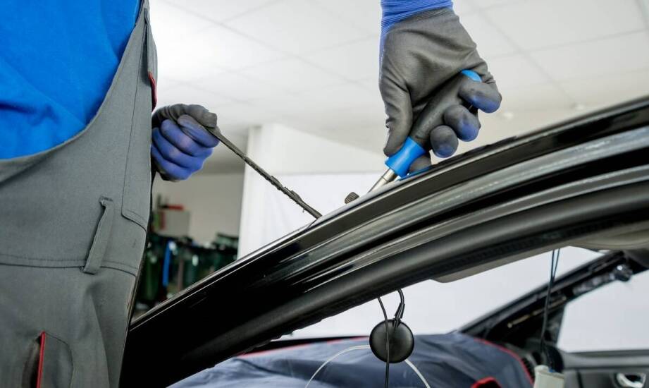 Jak wymienić szybę boczną w samochodzie z wykorzystaniem nowoczesnych narzędzi?