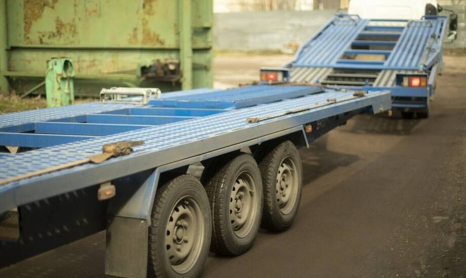 Wynajem przyczepy długiej: kluczowe aspekty, które warto znać przed decyzją
