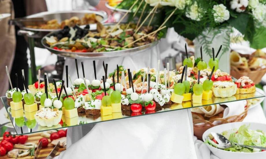 Catering na eventy tematyczne – jak dostosowujemy ofertę do charakteru wydarzenia?