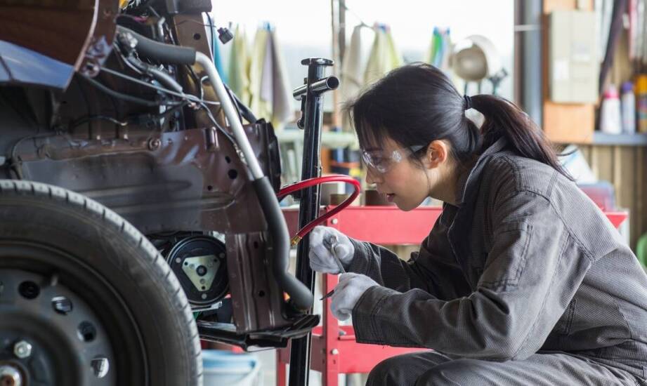 Proces przywracania pierwotnego stanu pojazdu po kolizjach