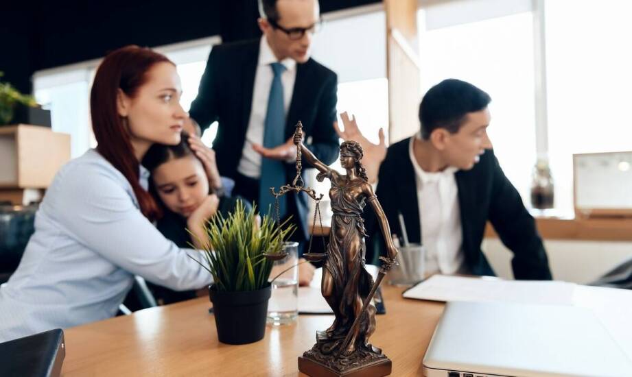 Jakie są kluczowe różnice między mediacją a postępowaniem sądowym w sprawach rozwodowych?