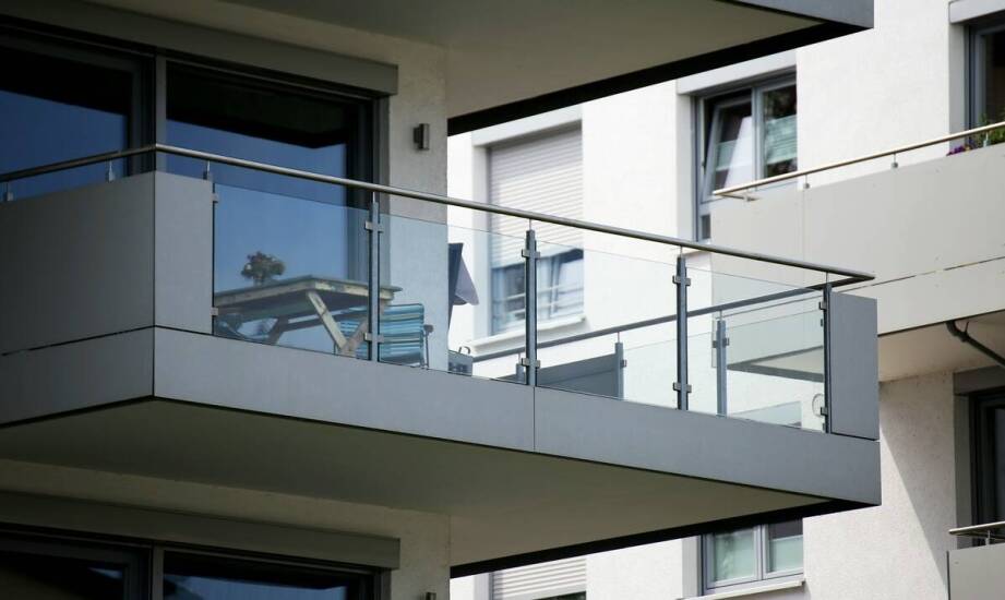 Balustrady samonośne szklane a ich odporność na czynniki zewnętrzne