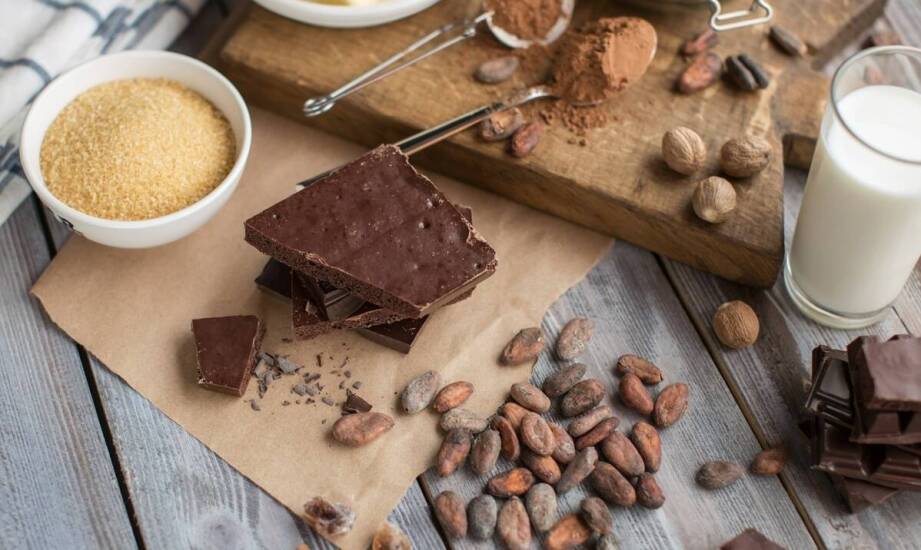 Jak rozpuszczać czekoladę na polewę do ciast?