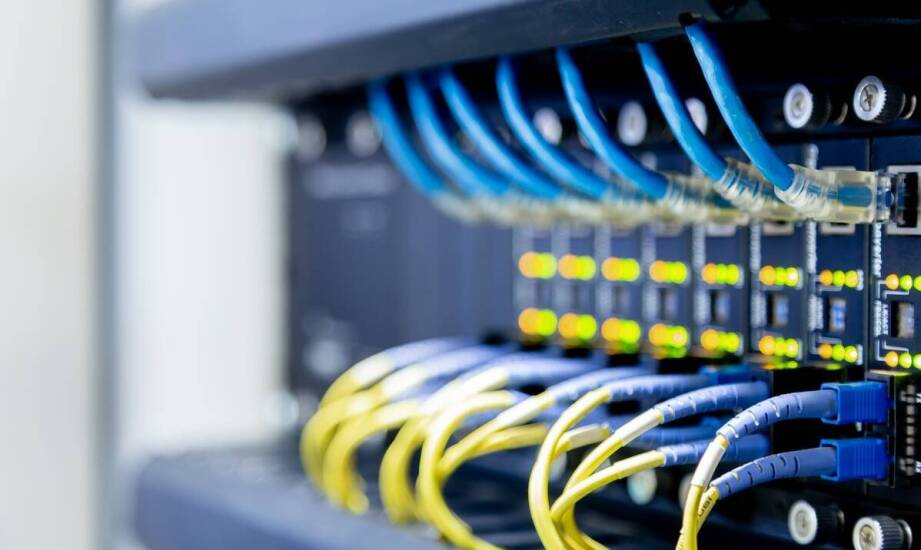 Jak obudowa rack wpływa na organizację kabli i infrastruktury sieciowej?