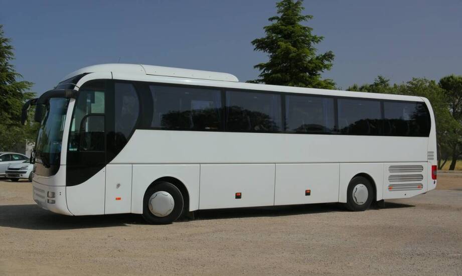 Wynajem autokarów a planowanie transportu na imprezy firmowe