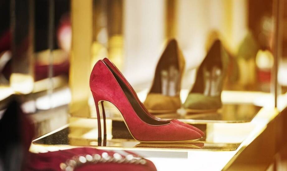 Komfort i styl: najlepsze materiały na buty wieczorowe damskie