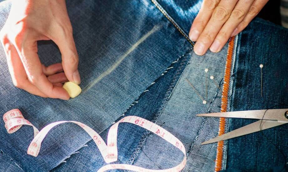 Jakie modele jeansów najlepiej sprawdzą się podczas podróży?