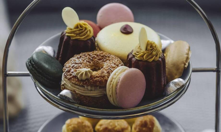 Zastosowanie podświetlanych podestów z plexi w prezentacji słodkości