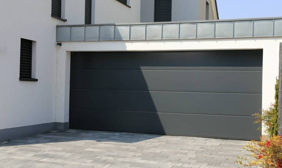 Nowoczesne bramy garażowe – jakie funkcje warto rozważyć?