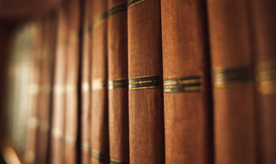 Jakie są zalety posiadania książek w skórzanych oprawach w swojej bibliotece?