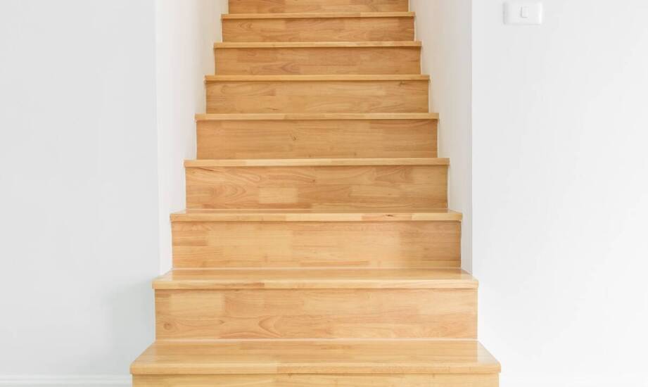 Dlaczego warto zainwestować w platformy schodowe dla seniorów?