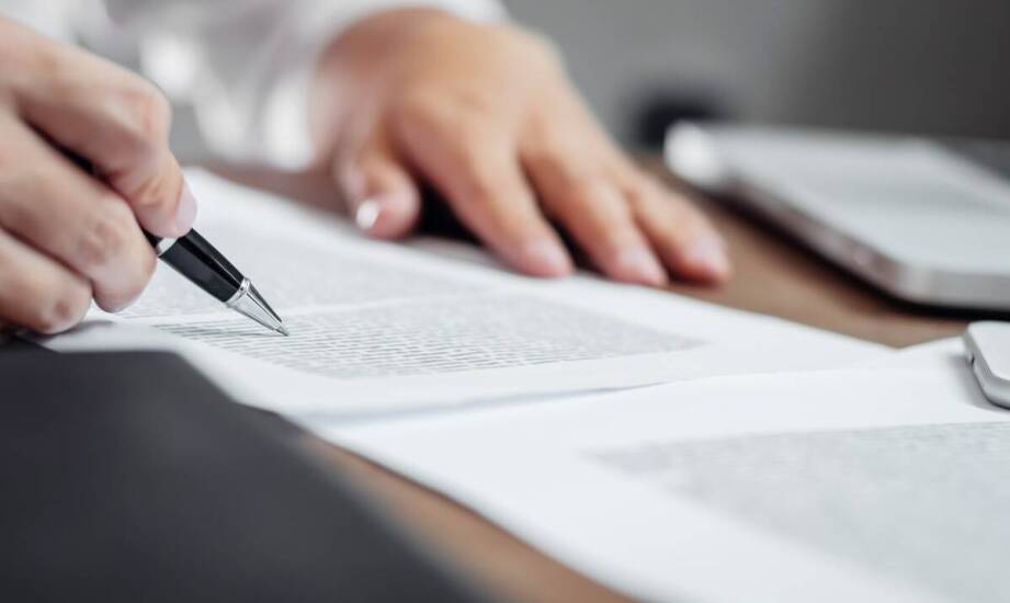 Jak przygotować się do przepisania umów po zakupie mieszkania?