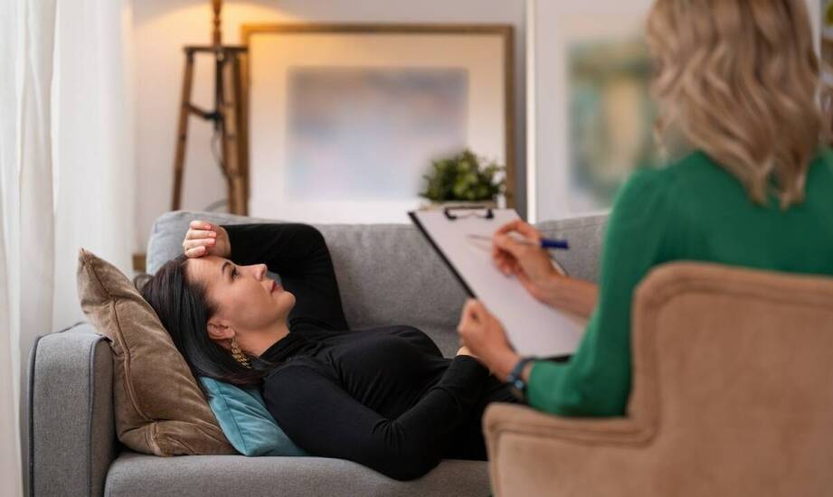 Jak psychiatria wspiera osoby z kryzysami emocjonalnymi: dostępne terapie i wsparcie