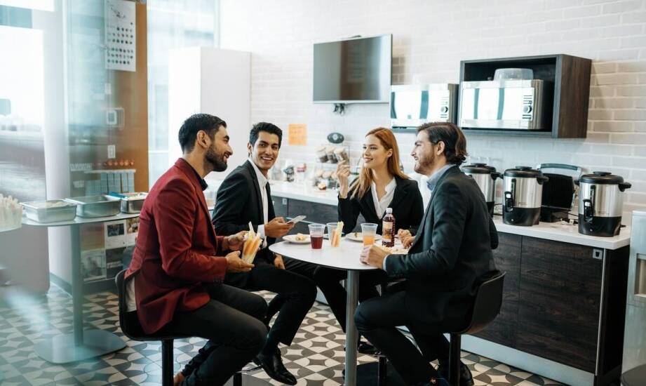 Wynajem ekspresów do kawy – jak dostosować ofertę do specyfiki miejsca pracy?