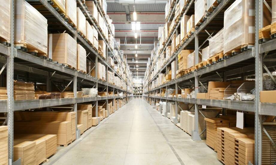 Analiza kosztów i korzyści z wdrożenia regałów drive-in w magazynie