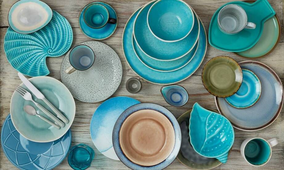 Jakie elementy dekoracyjne warto dobrać do kolorowych talerzy ceramicznych?