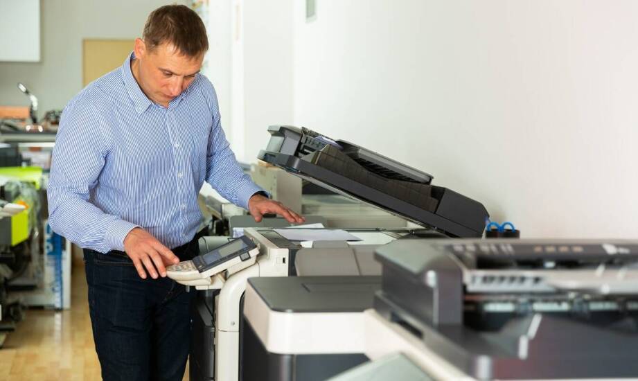 Korzyści płynące z fachowego doradztwa przy wyborze sprzętu biurowego