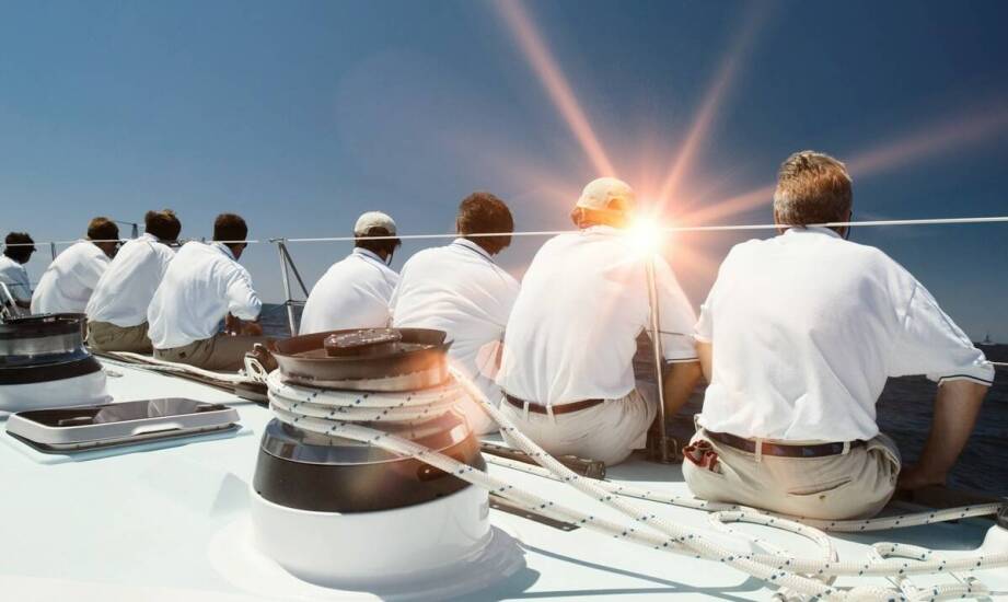 Wieczór kawalerski na wodzie – zalety rejsów katamaranem po rzece