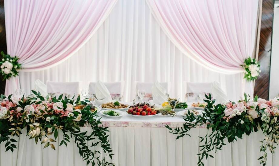 Jakie są koszty wynajmu neonów na wesele i co wpływa na ich wysokość?