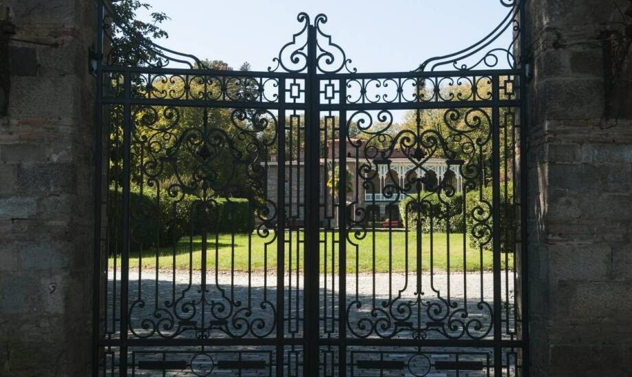 Kluczowe korzyści z wyboru bram dwuskrzydłowych dla Twojej posesji