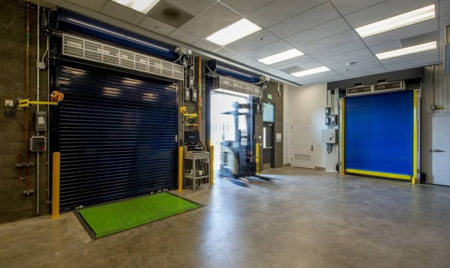 Efektywność energetyczna bram przemysłowych szybkobieżnych – co warto wiedzieć?