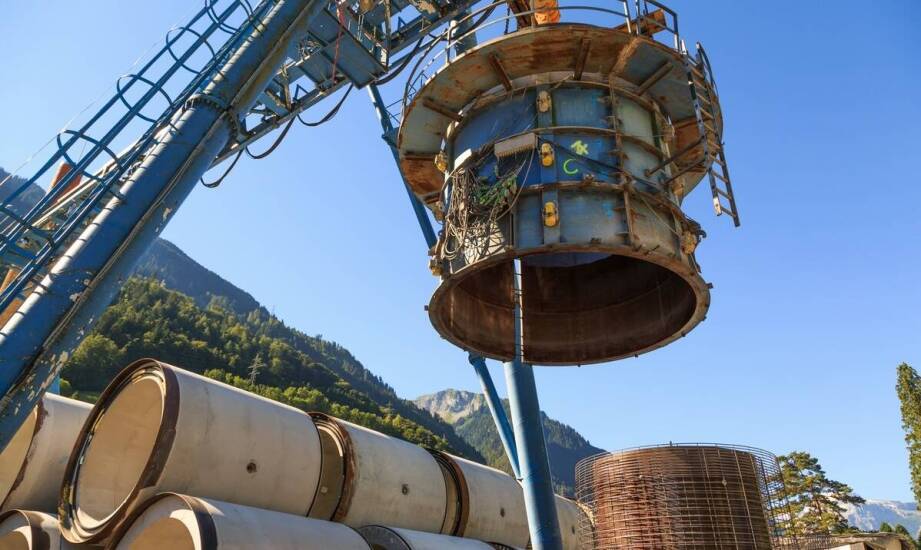 Rola teleskopowych rękawów załadunkowych w bezpyłowym transporcie surowców budowlanych