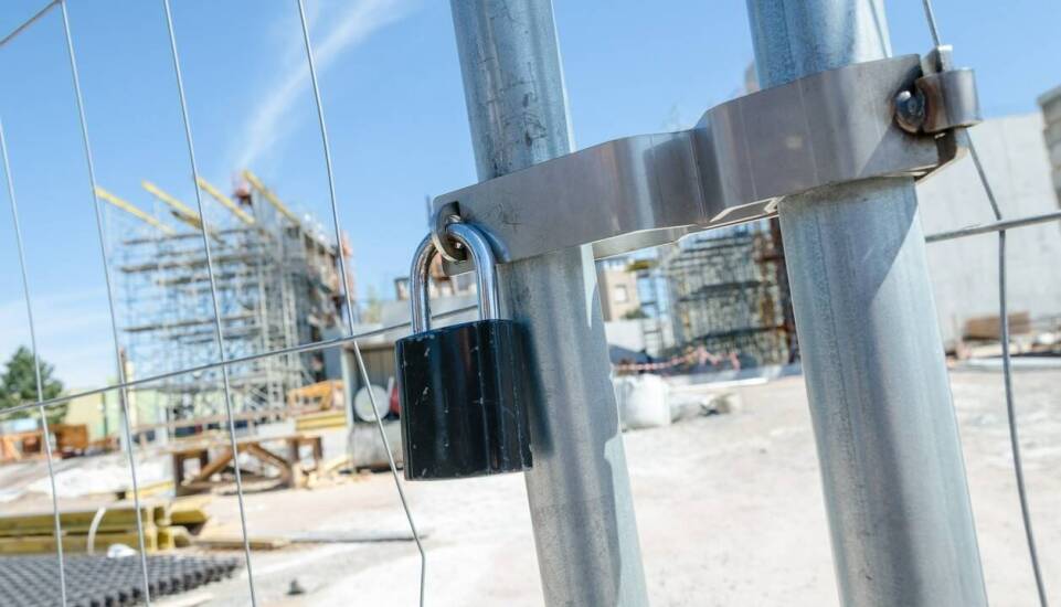 Bramy budowlane a przepisy bezpieczeństwa na placu budowy