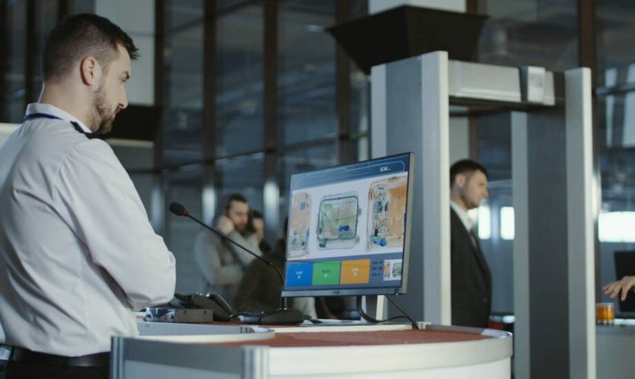 Jakie korzyści przynosi wykorzystanie kiosków multimedialnych na lotniskach?