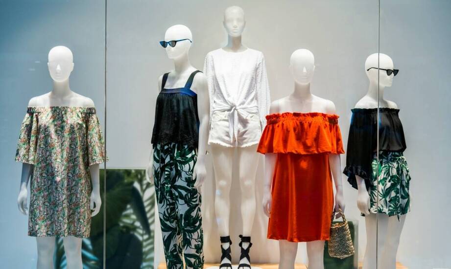 Kreatywne sposoby wykorzystania naklejek na szybę z własnym wzorem w kampaniach reklamowych