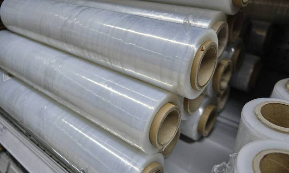 Rola woreczków foliowych z taśmą klejącą w zwiększaniu efektywności pakowania