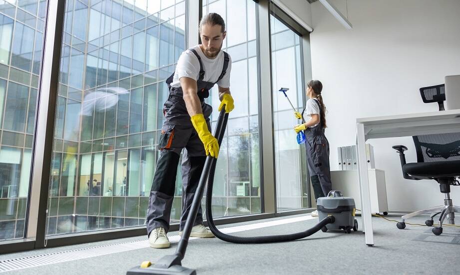 Specjalistyczne usługi sprzątające dla biurowców – co oferujemy?