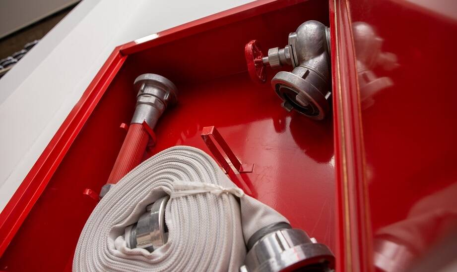 Sprzęt przeciwpożarowy: co powinno znaleźć się na wyposażeniu firmy?