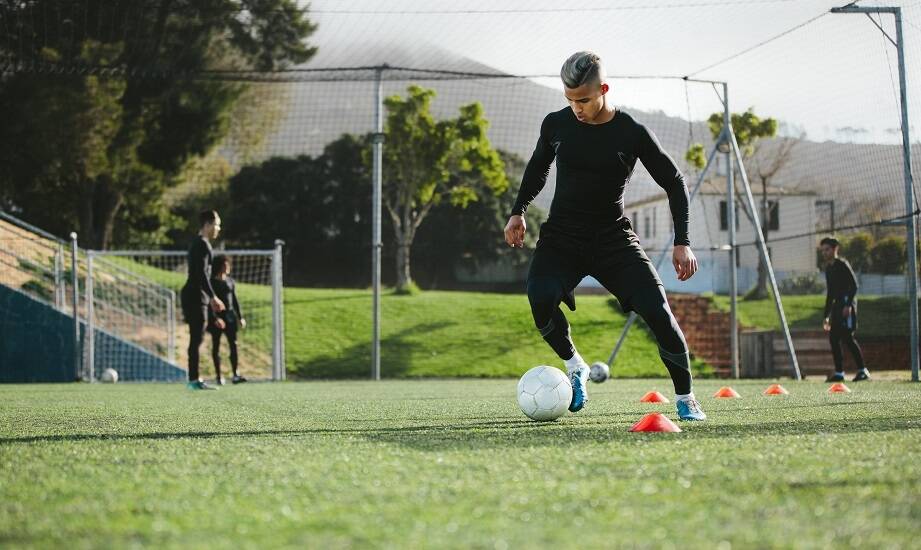 Dlaczego warto zainwestować w bieliznę termoaktywną męską do gry w piłkę nożną?