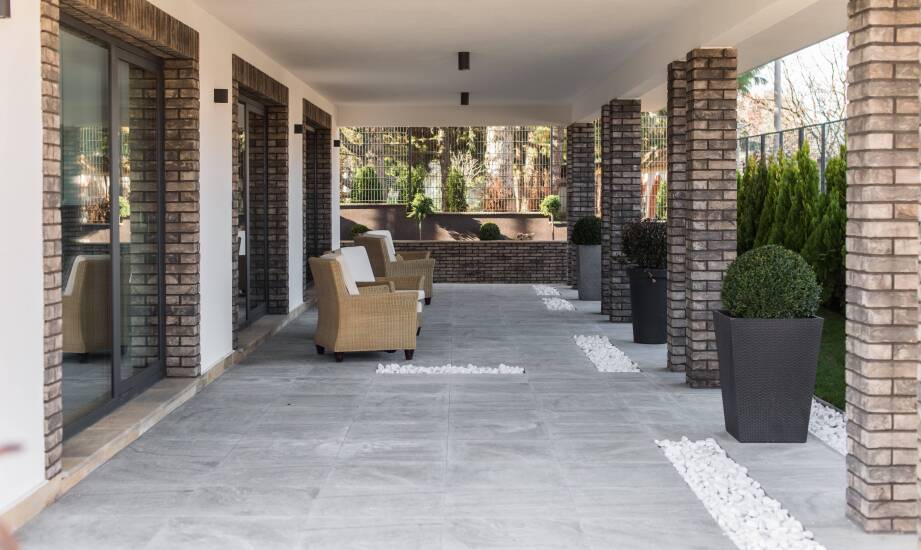 Dlaczego warto współpracować z profesjonalistami przy wyborze płytek tarasowych?