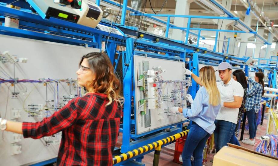 Jak optymalizować procesy produkcyjne dzięki liniom montażowym?