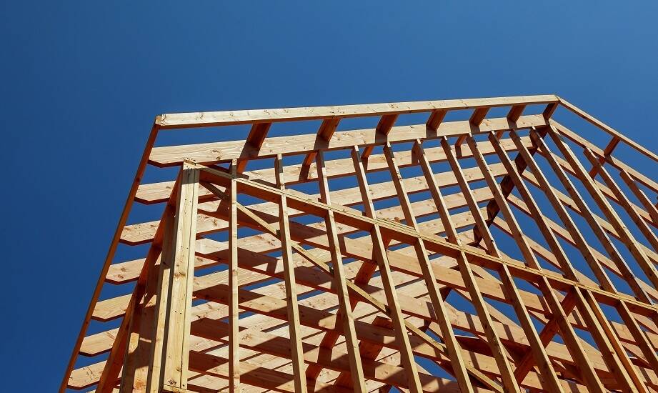Rola gotowych konstrukcji drewnianych w zmniejszaniu śladu węglowego budynków