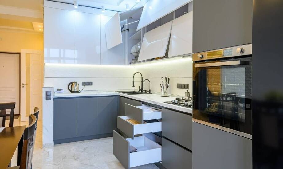 Jak kosze na odpady mogą wpłynąć na organizację przestrzeni w kuchni?