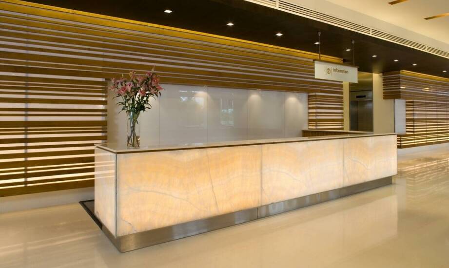 Spiek kwarcowy na ścianę w przestrzeniach publicznych – zalety i wyzwania