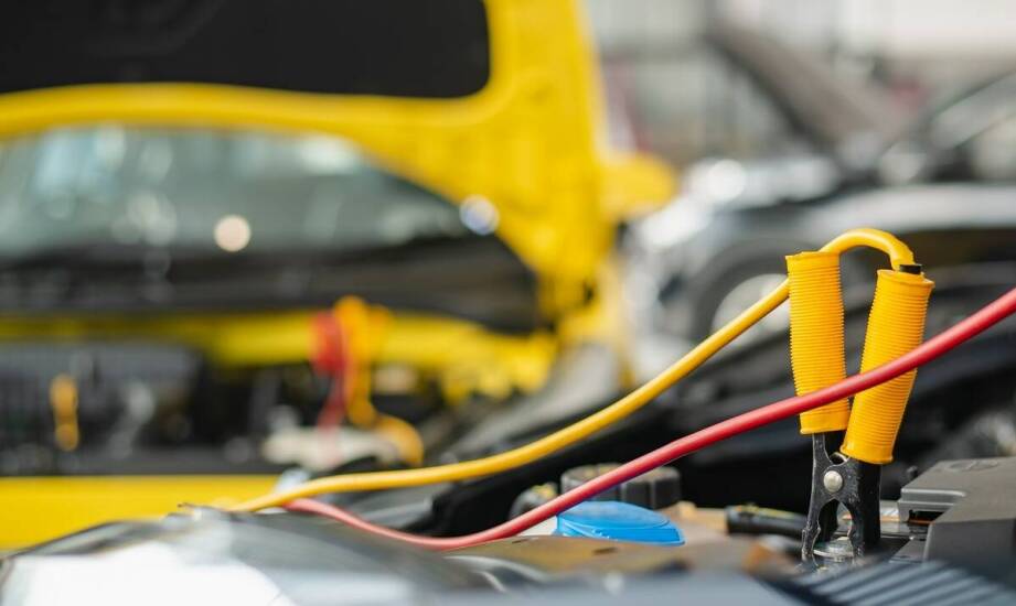 Jakie funkcje bezpieczeństwa powinien mieć prostownik samochodowy 12V?