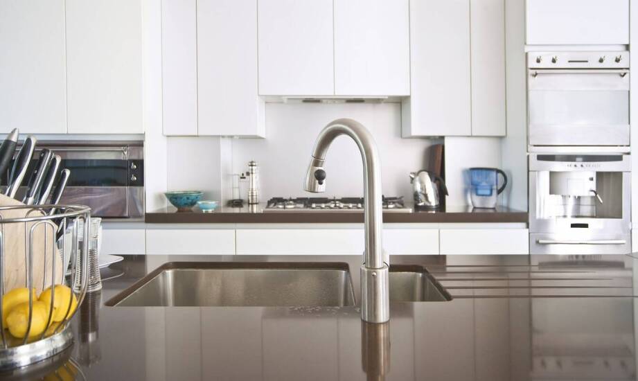 Odporność zlewozmywaków granitowych na przebarwienia w kontekście kuchennych wyzwań